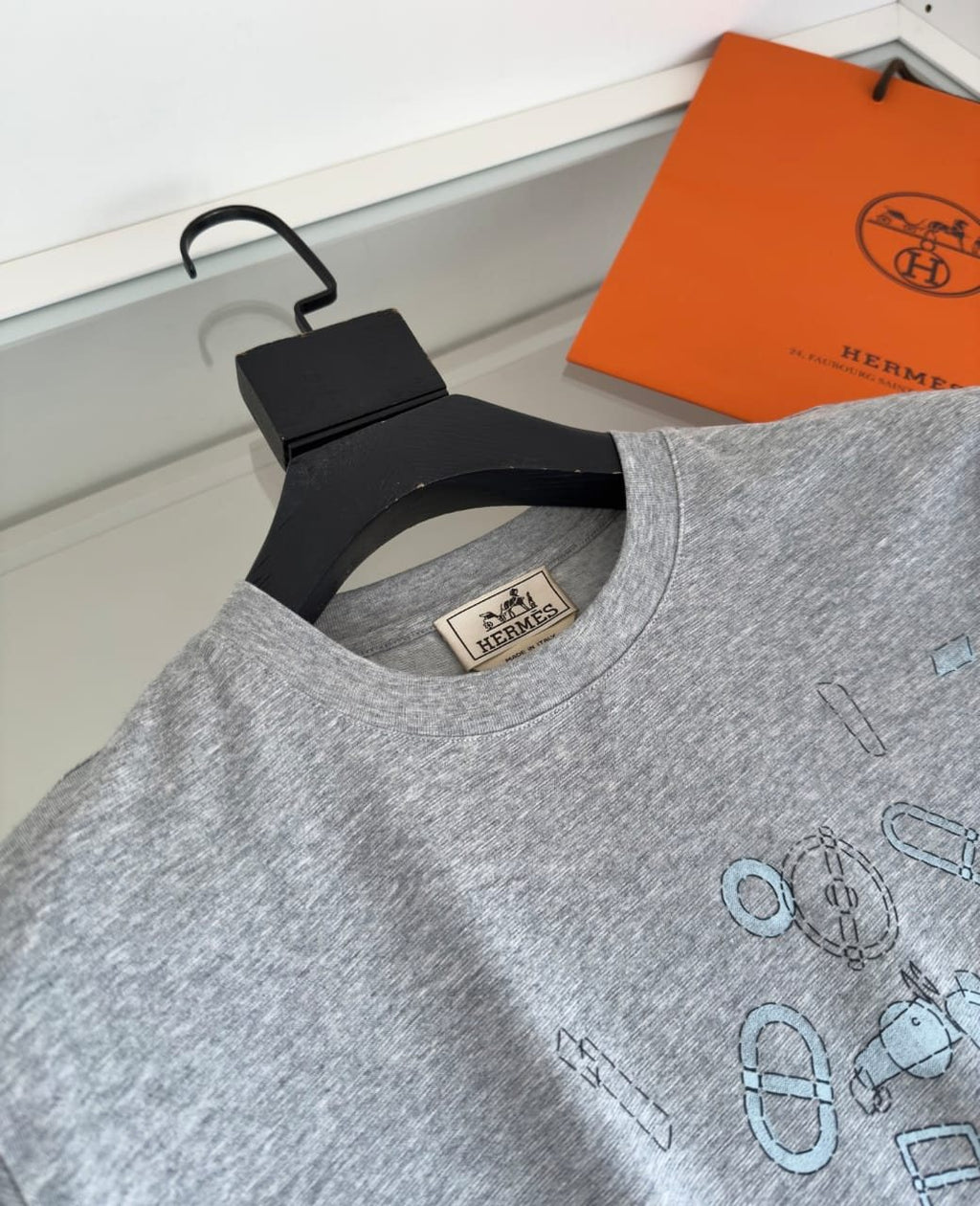 HERMES - Grey Graphic Horse Motif T-Shirt image 4