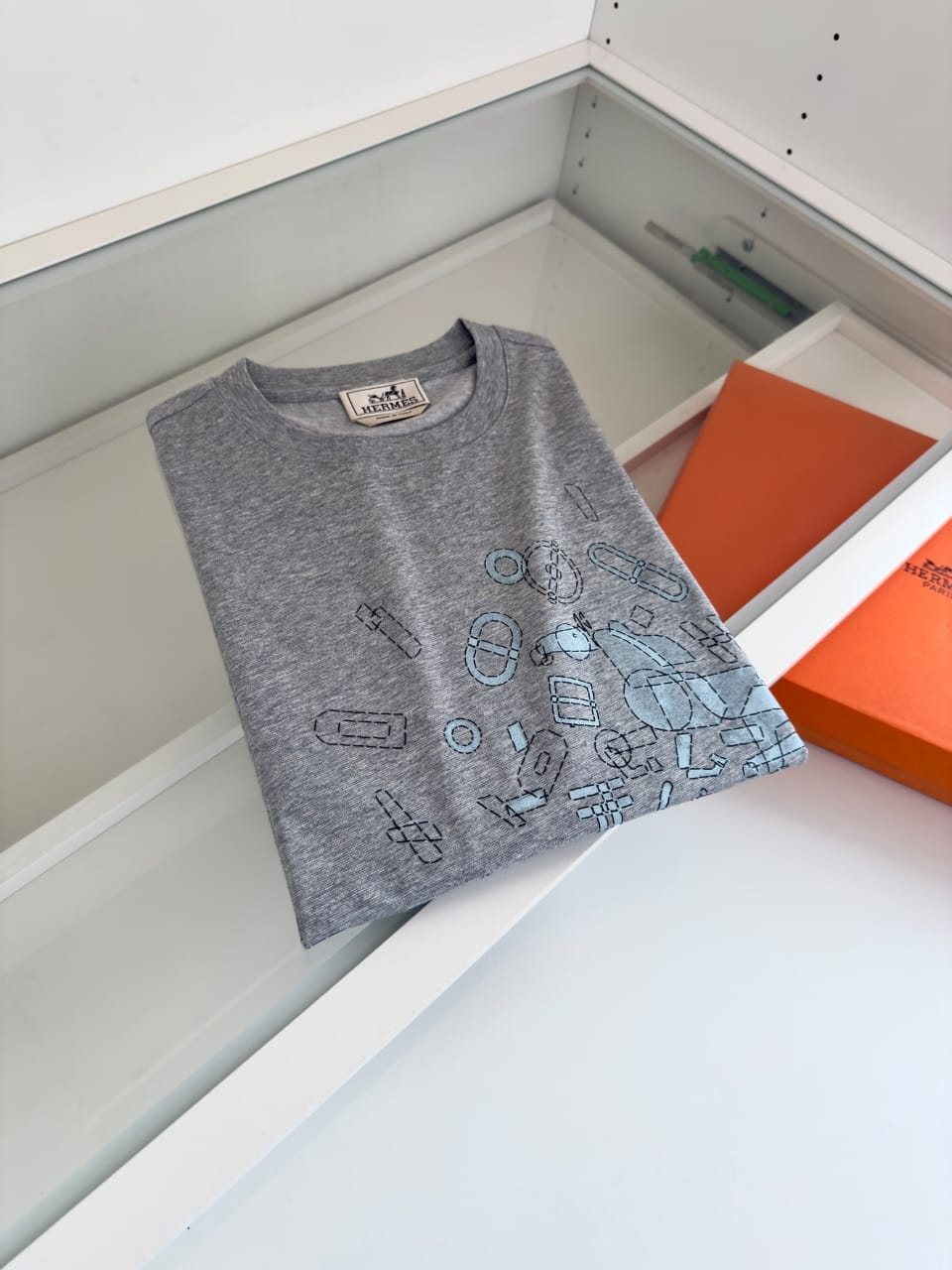HERMES - Grey Graphic Horse Motif T-Shirt image 8