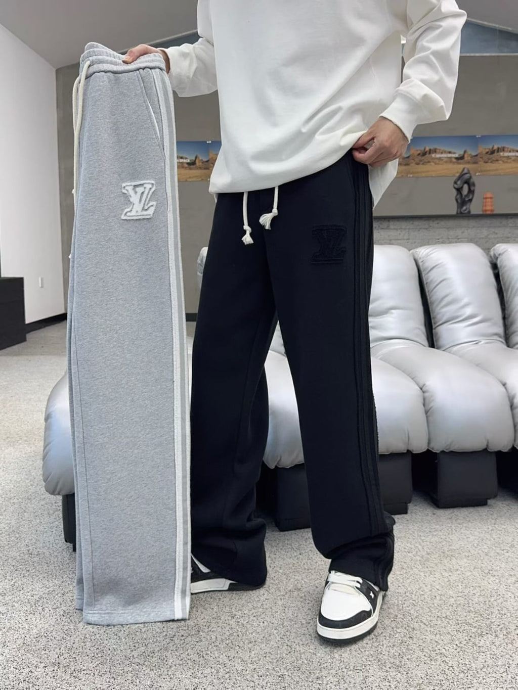 Louis Vuitton - Tonal Monogram Patch Sweatpants – Black