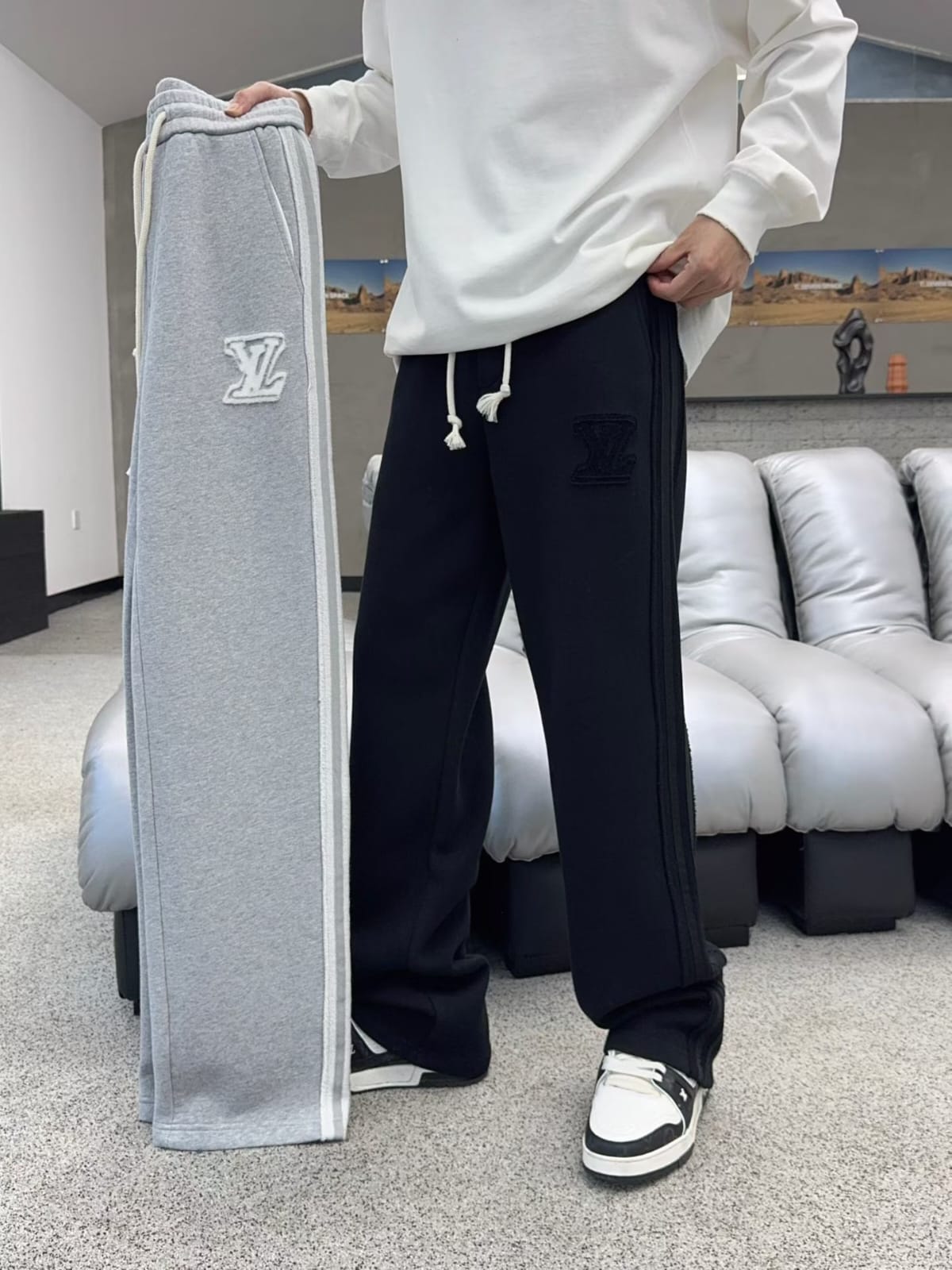 Louis Vuitton - Tonal Monogram Patch Sweatpants – Black