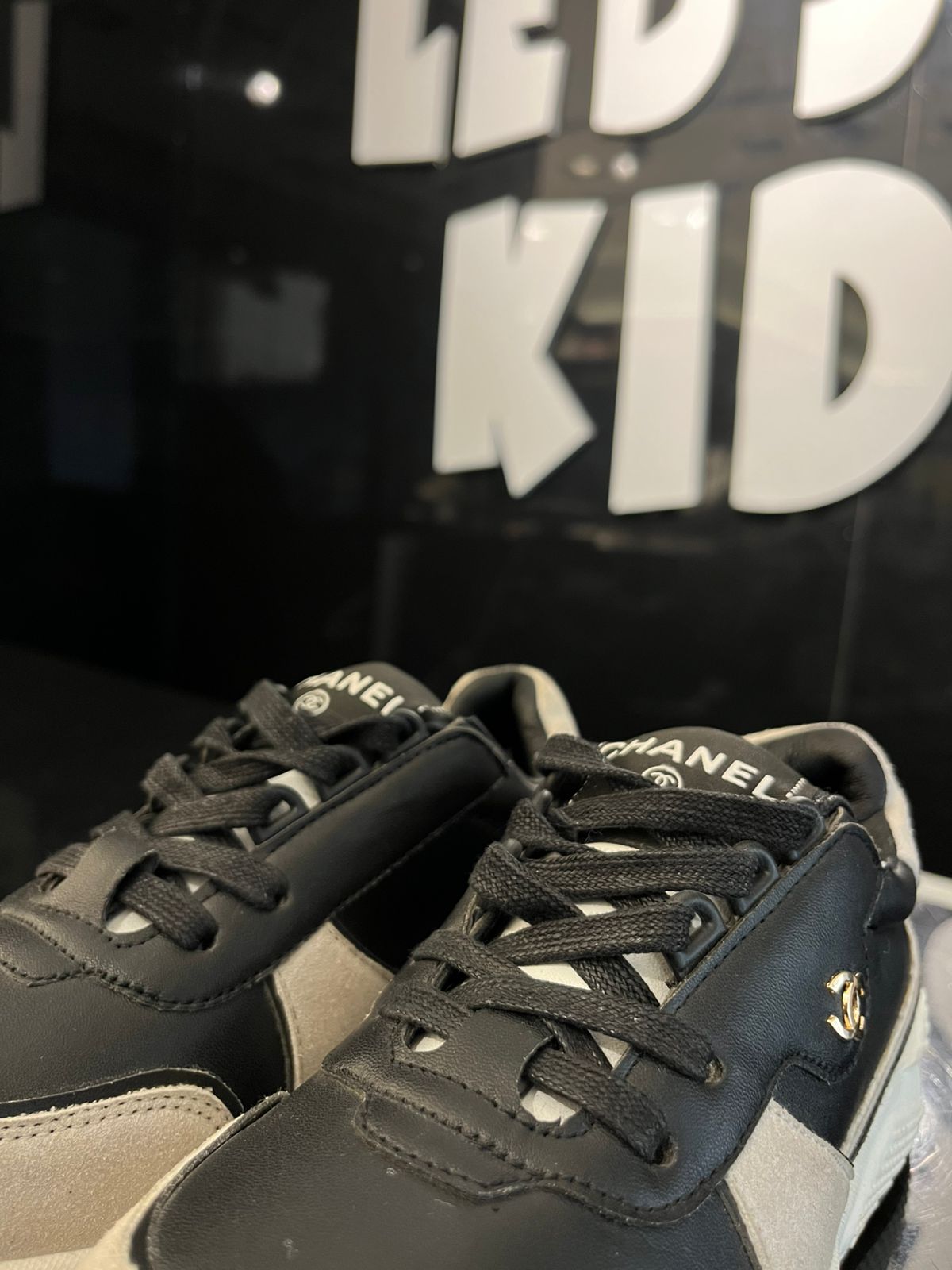 Chanel - Kids' Two-Tone Leather & Suede Sneakers – Black/White