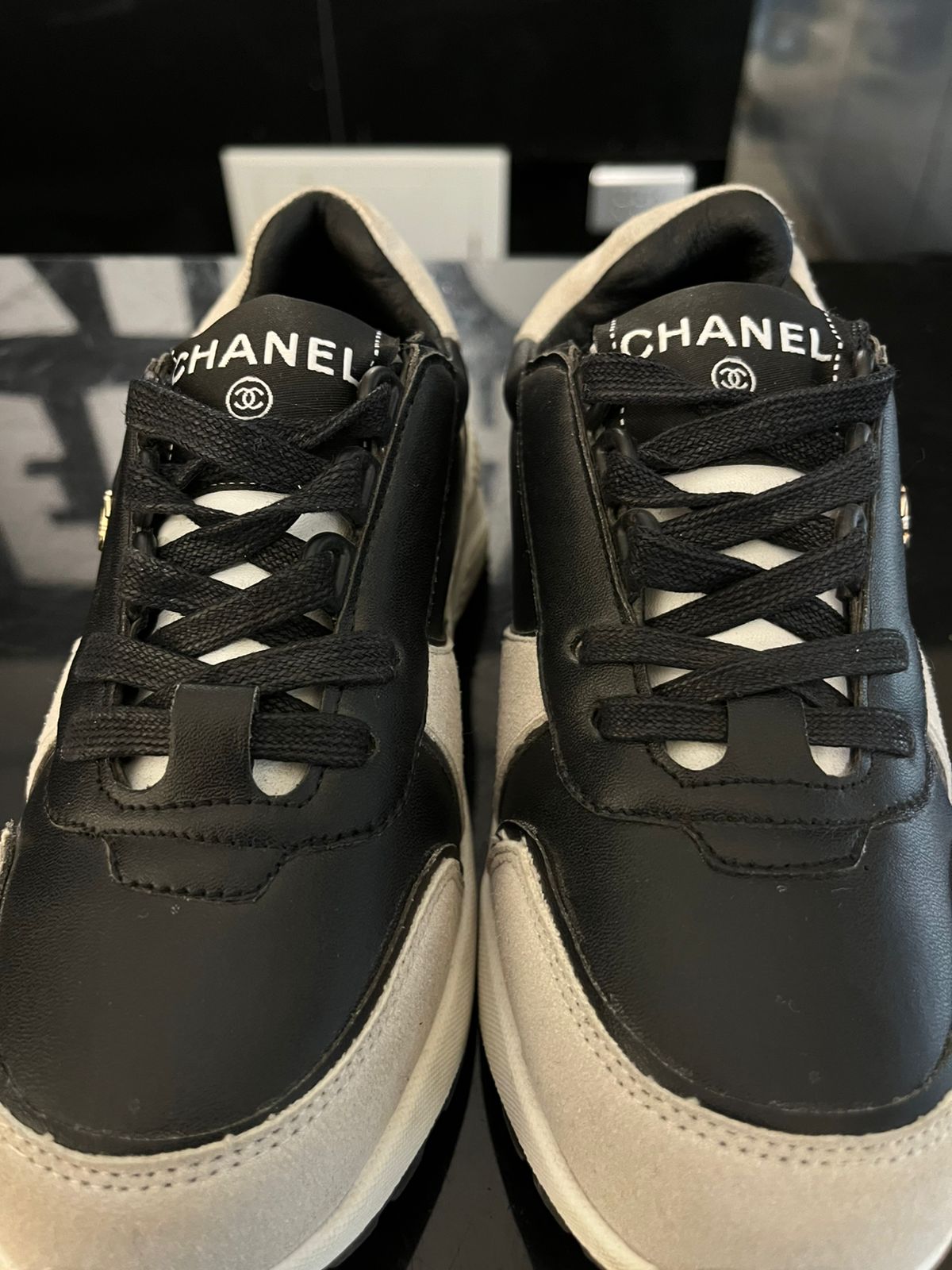Chanel - Kids' Two-Tone Leather & Suede Sneakers – Black/White