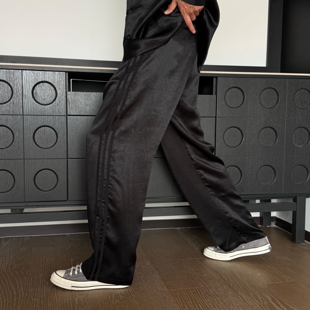The Row Textured Silk-Blend Wide-Leg Trousers – Midnight Black