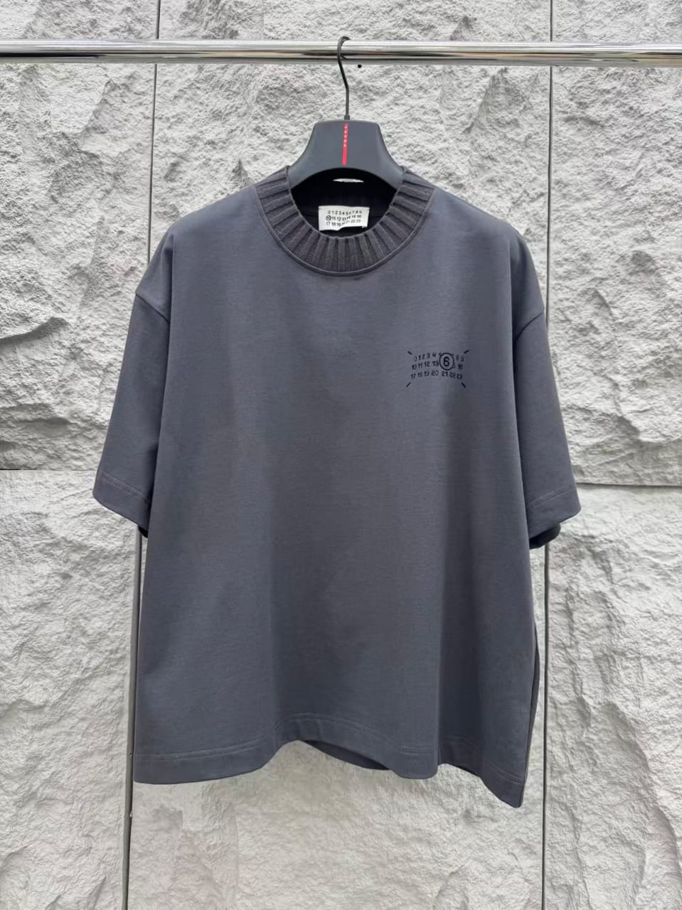 Maison Margiela - Ribbed-Collar Numerical Logo Tee in Charcoal