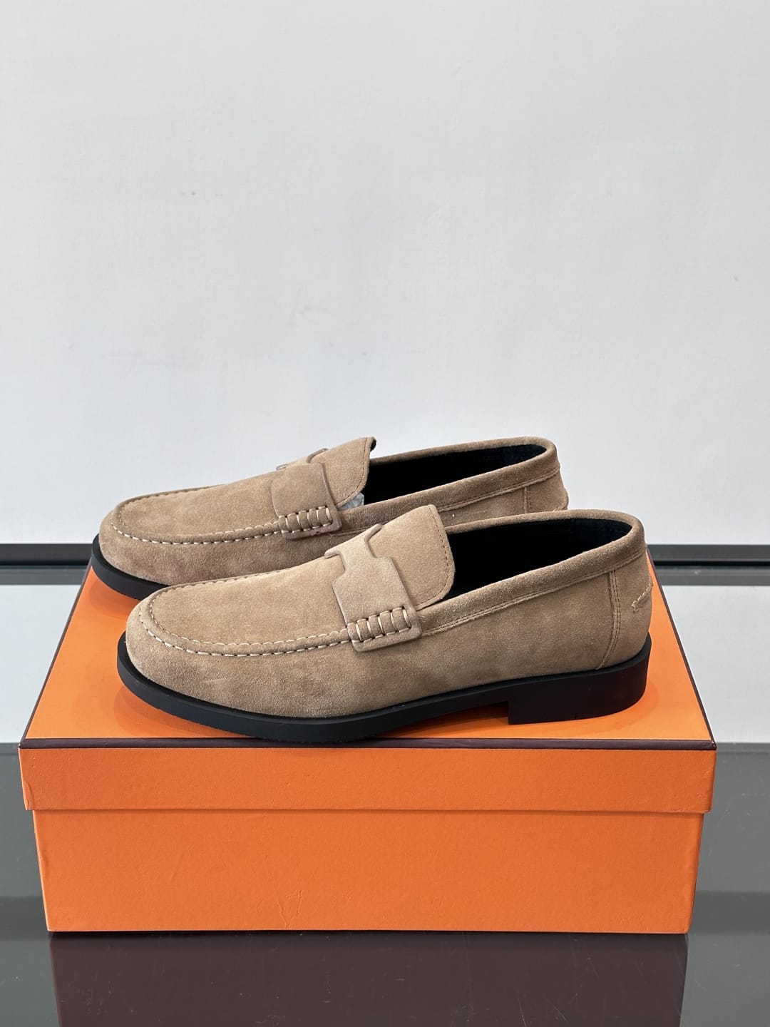 Hermès - Ancora Loafers in Beige Suede with Tonal H Cut-Out Detail