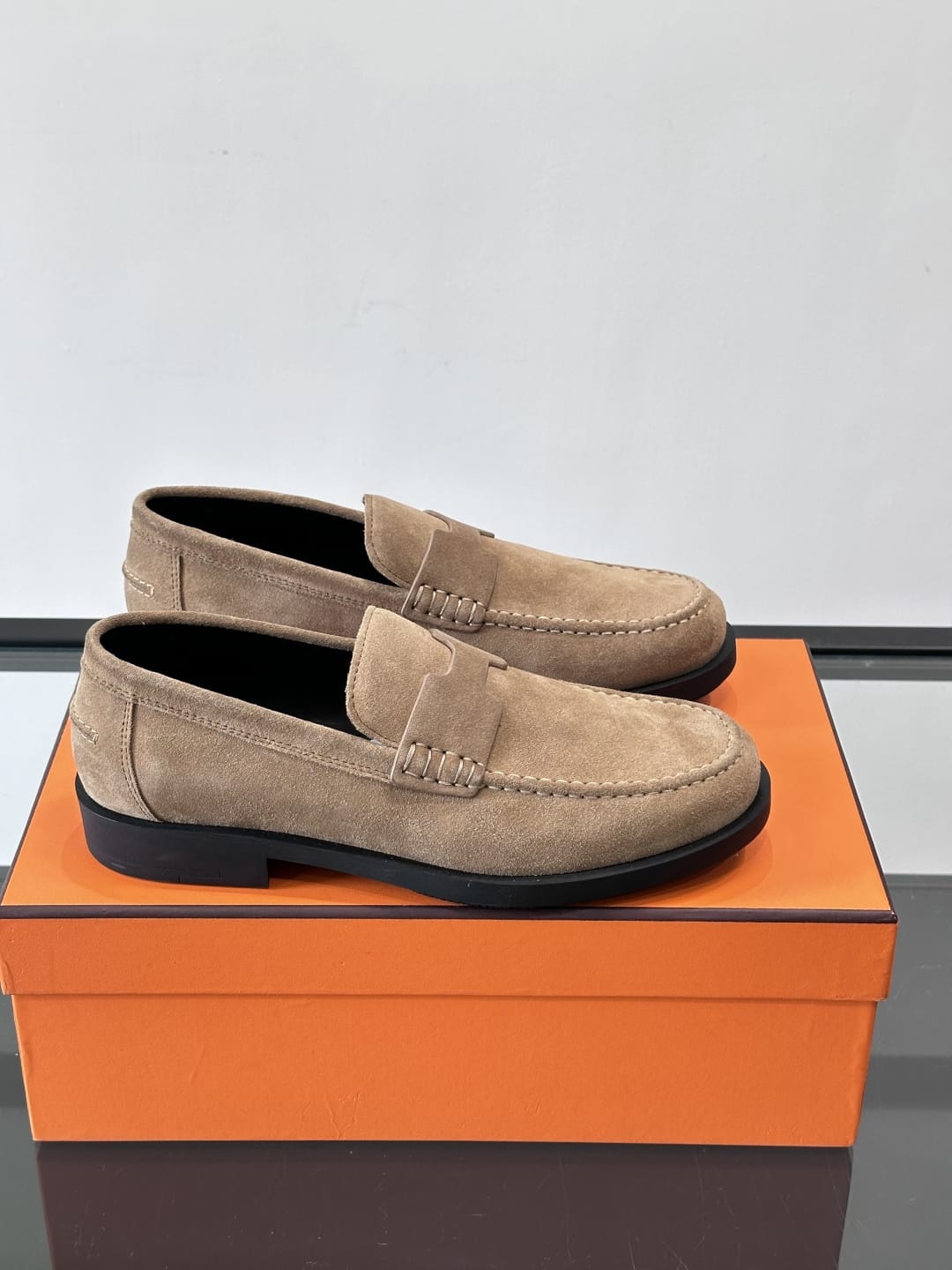 Hermès - Ancora Loafers in Beige Suede with Tonal H Cut-Out Detail