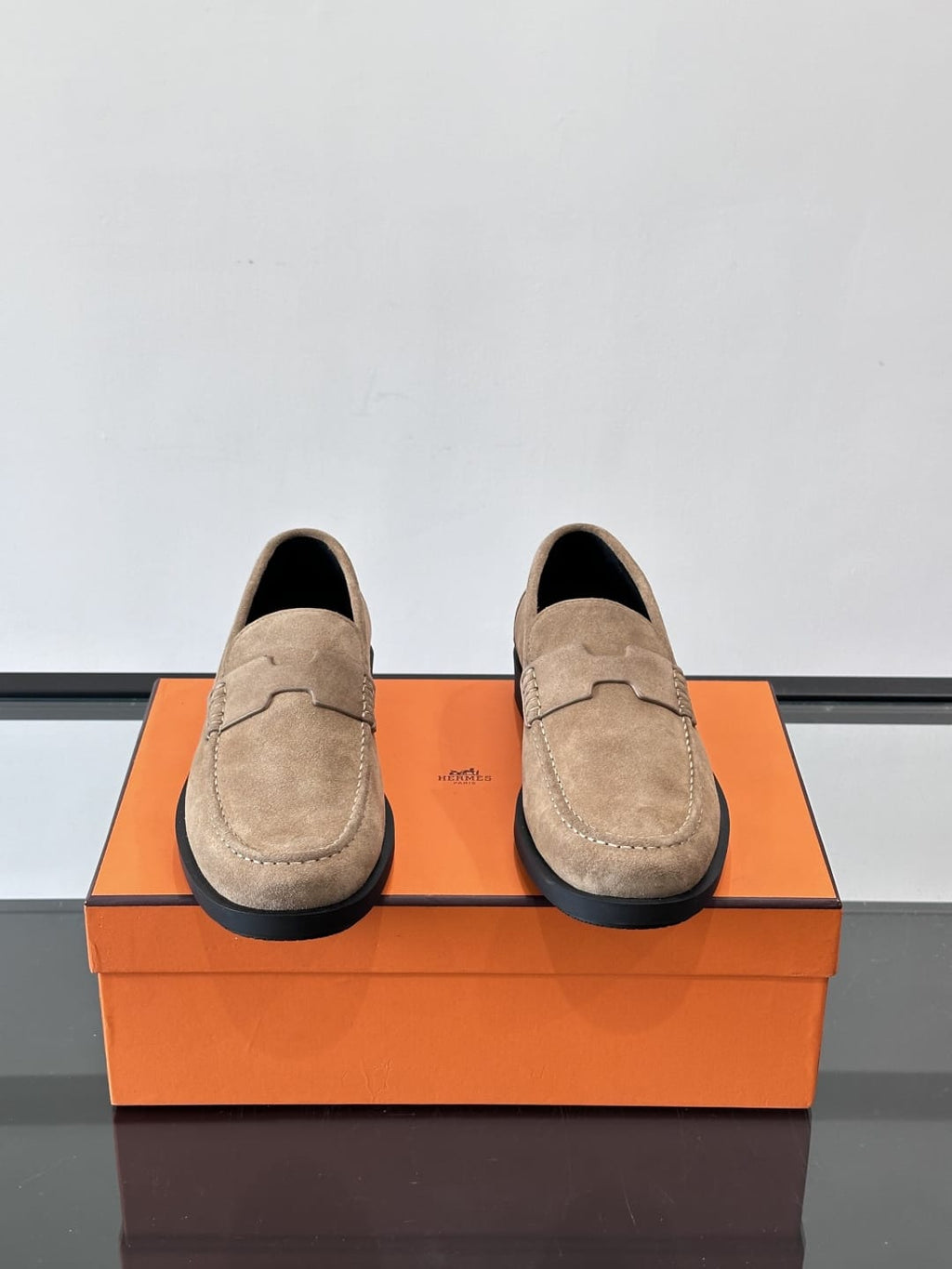 Hermès - Ancora Loafers in Beige Suede with Tonal H Cut-Out Detail
