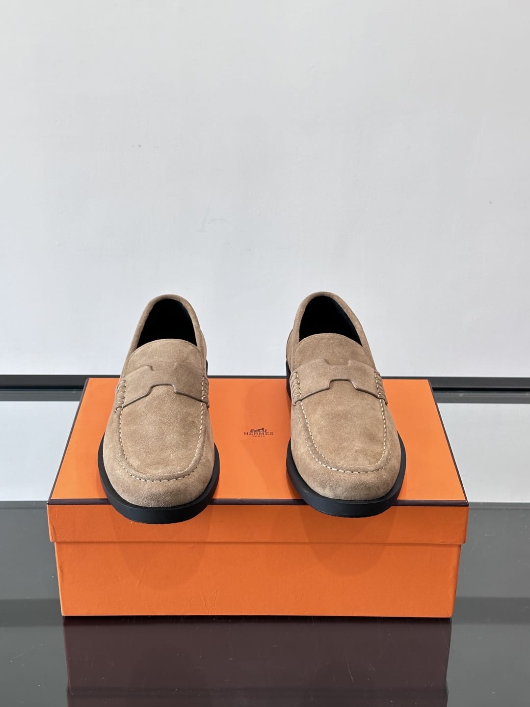 Hermès - Ancora Loafers in Beige Suede with Tonal H Cut-Out Detail