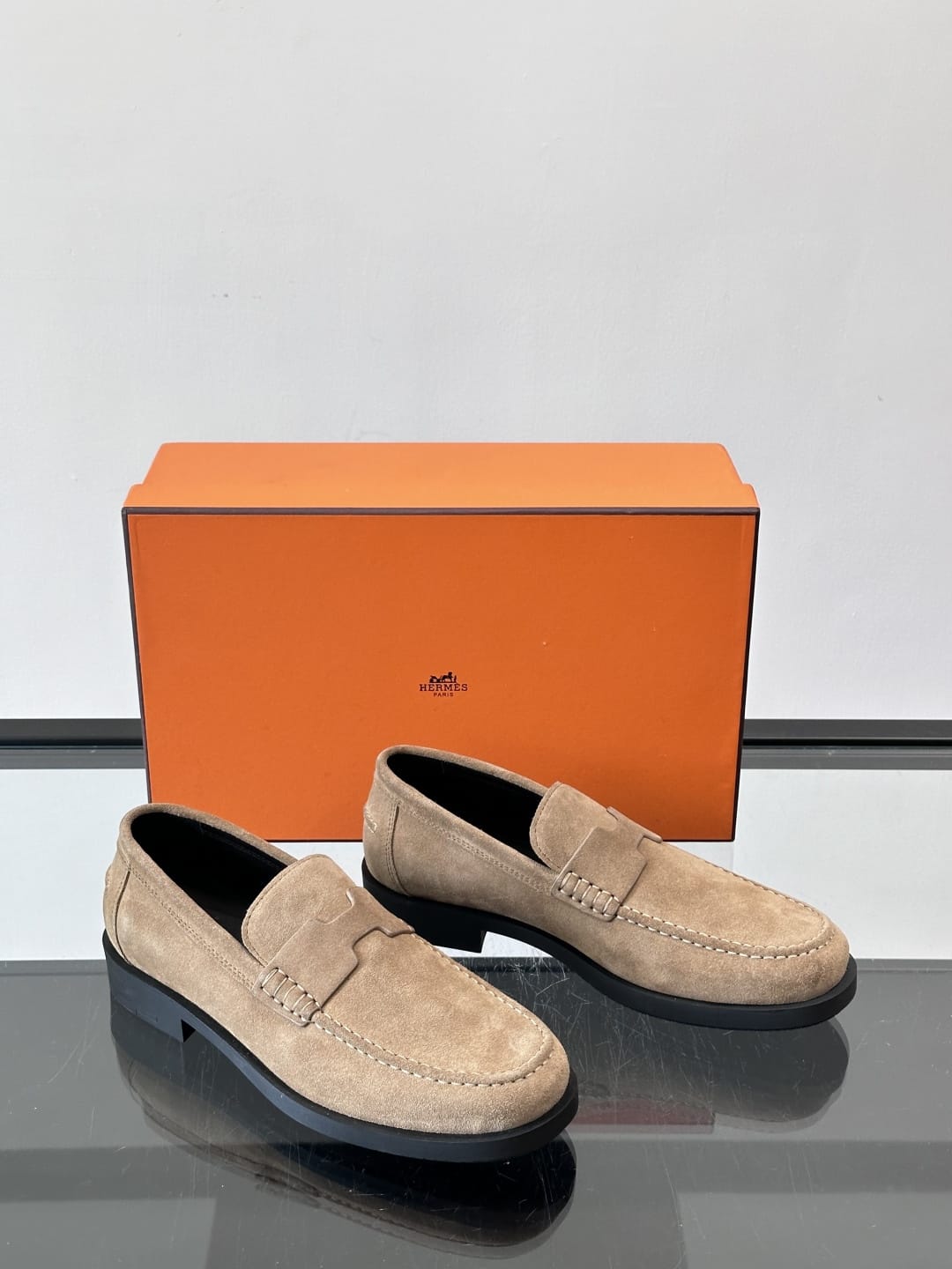 Hermès - Ancora Loafers in Beige Suede with Tonal H Cut-Out Detail