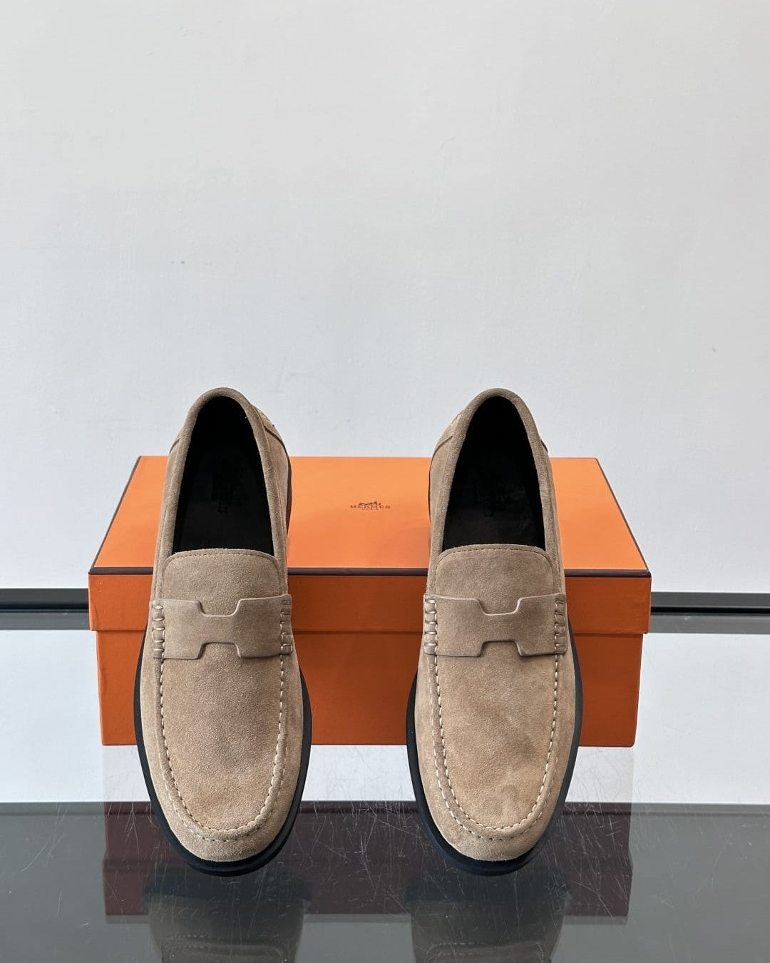Hermès - Ancora Loafers in Beige Suede with Tonal H Cut-Out Detail