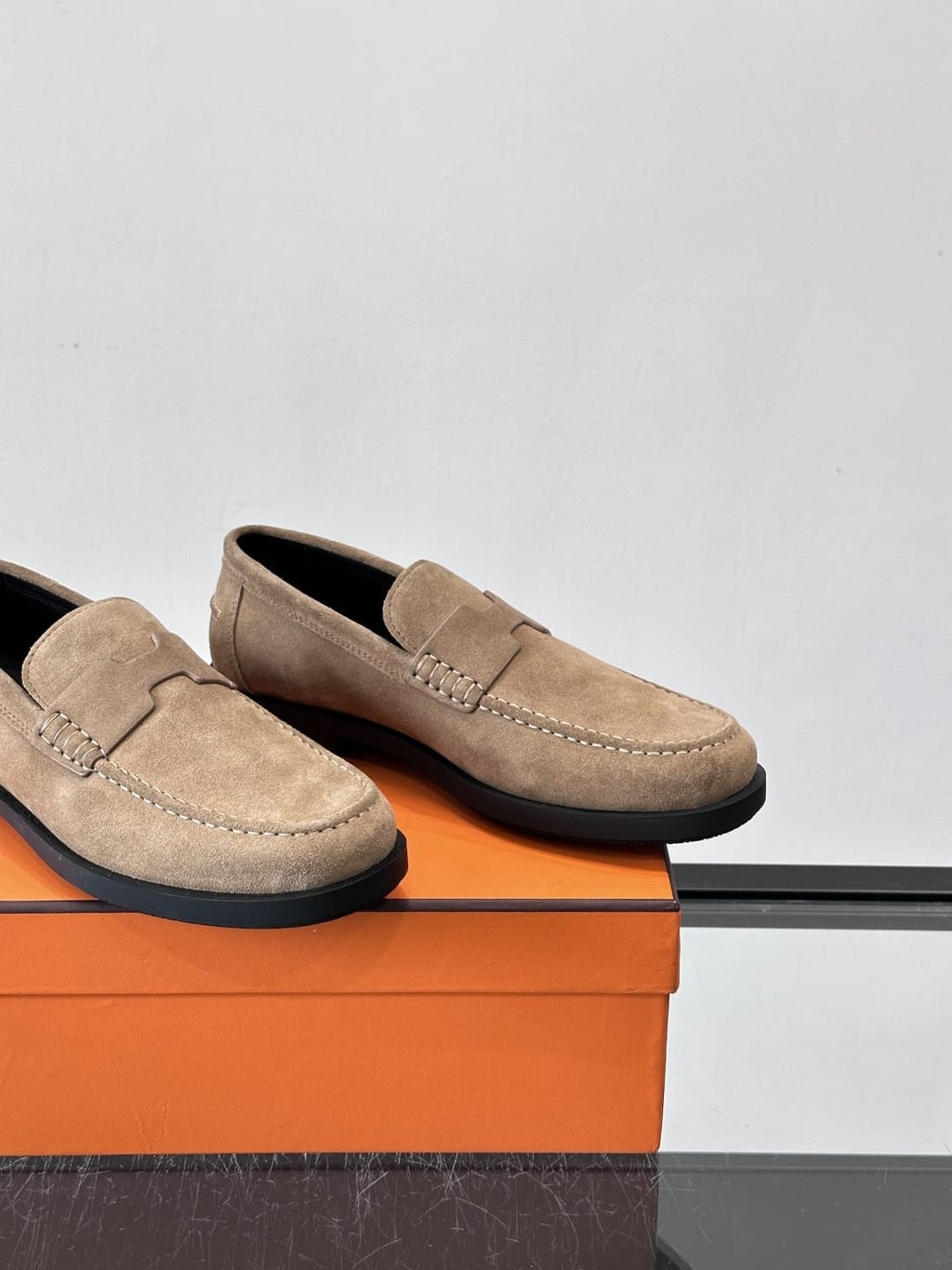 Hermès - Ancora Loafers in Beige Suede with Tonal H Cut-Out Detail