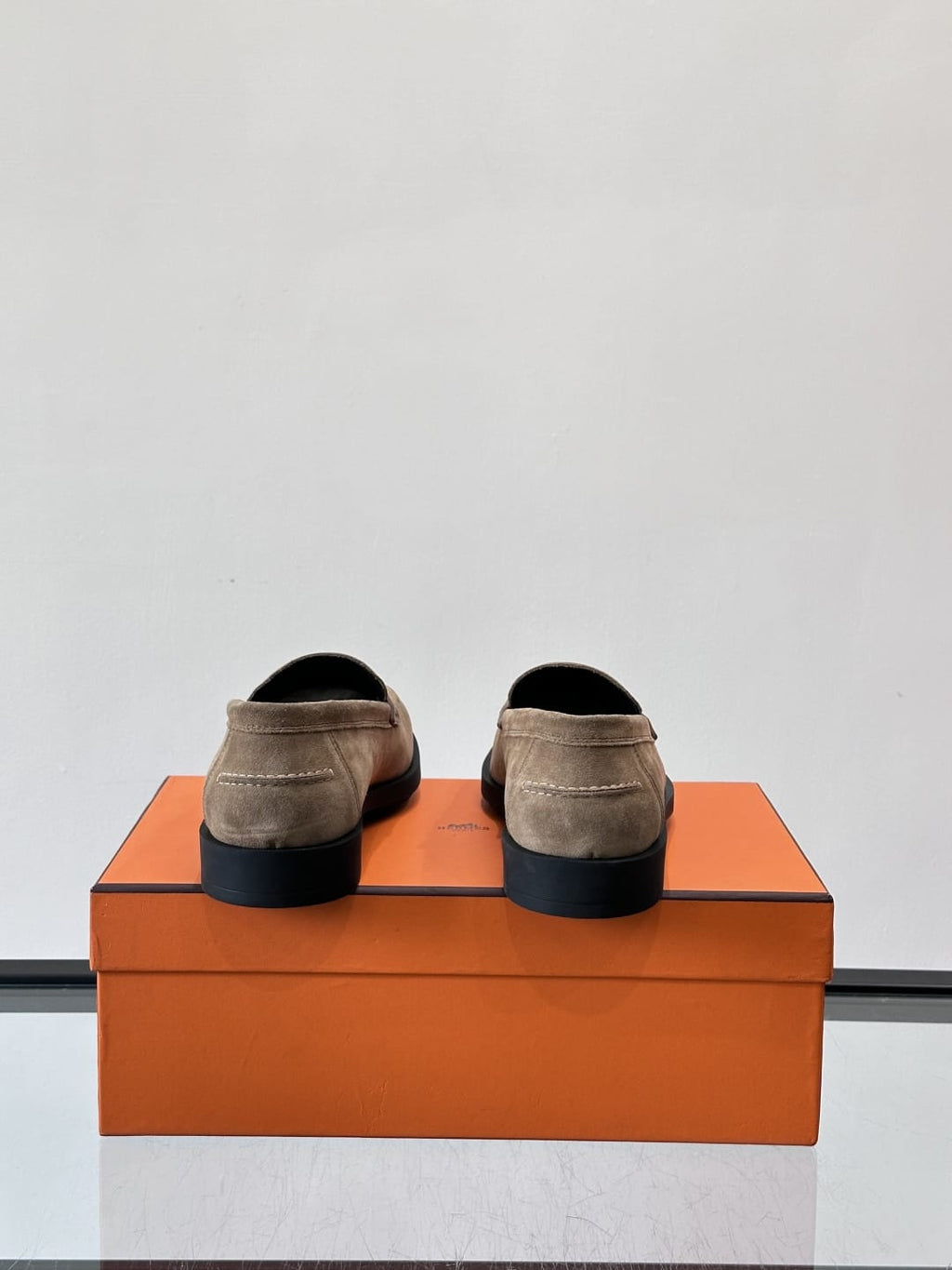 Hermès - Ancora Loafers in Beige Suede with Tonal H Cut-Out Detail
