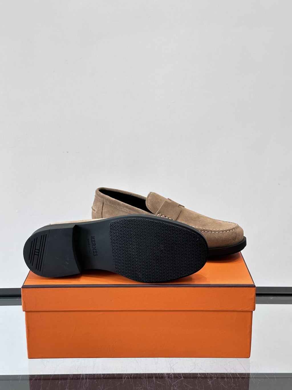 Hermès - Ancora Loafers in Beige Suede with Tonal H Cut-Out Detail