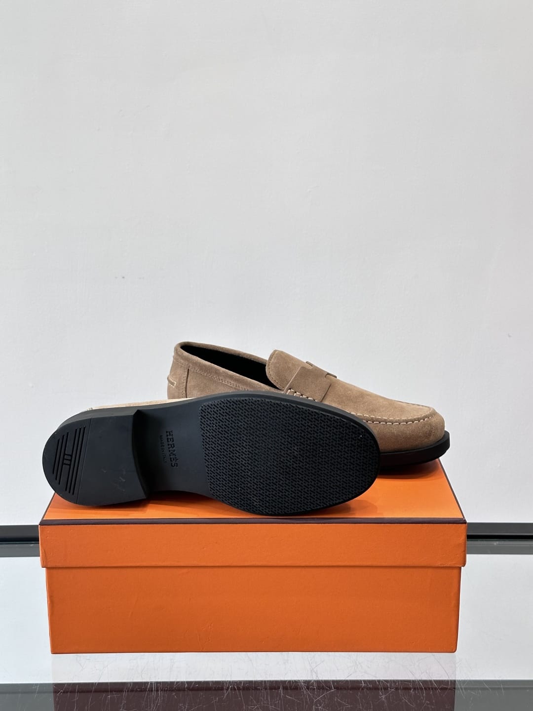 Hermès - Ancora Loafers in Beige Suede with Tonal H Cut-Out Detail
