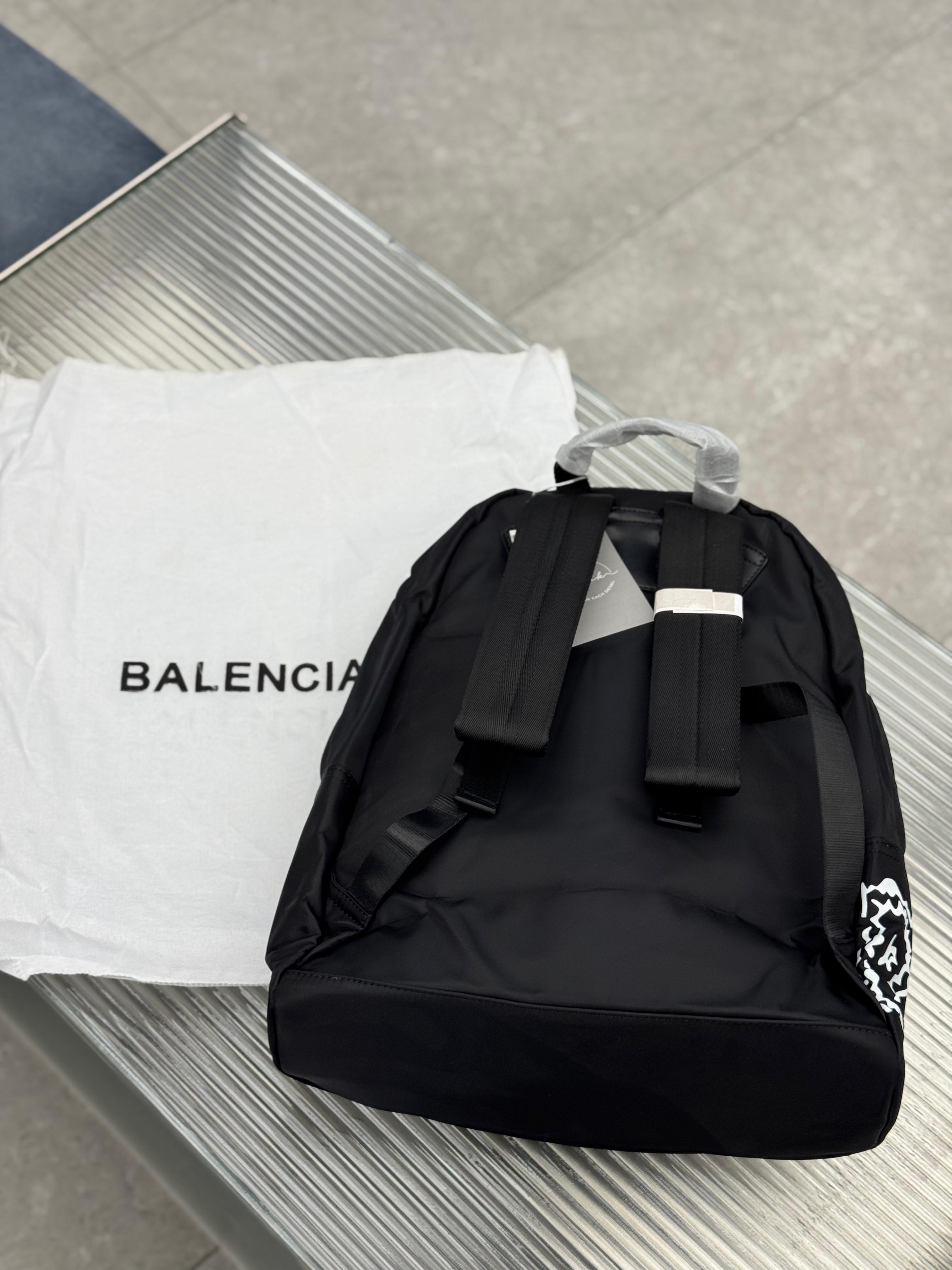 Balenciaga - Explorer Backpack with Paris Graffiti Print – Lebsak