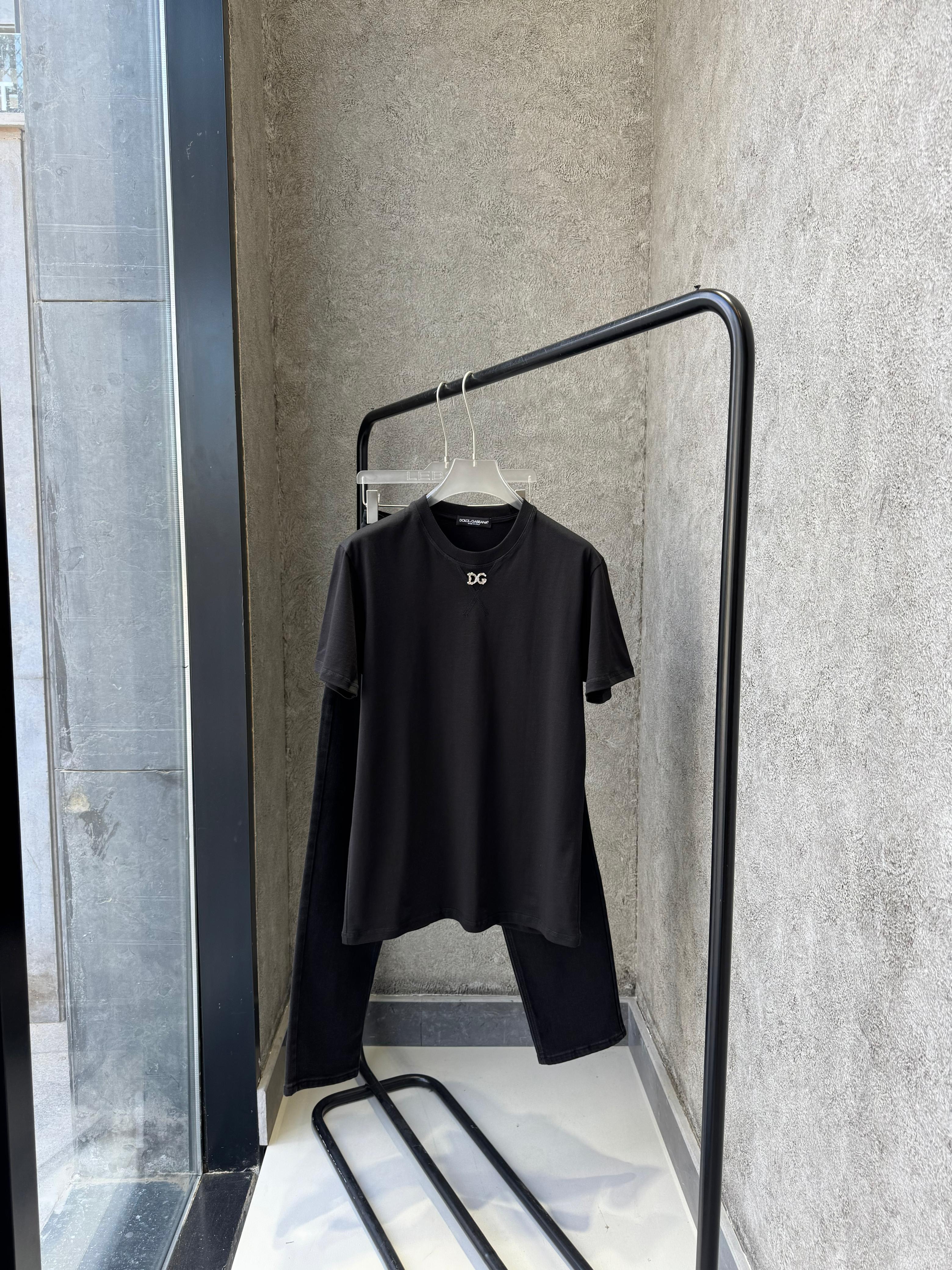 Dolce & Gabbana - Men's Luxury Cotton T-Shirt with Silver-Tone DG Logo Plaque in Black