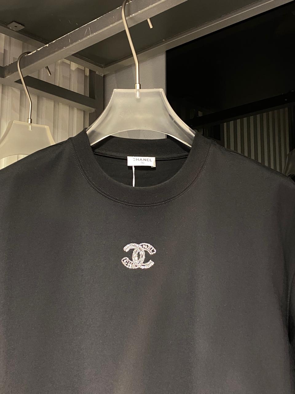 CHANEL ロゴニットTシャツ Chanel - Crystal-Embellished Double C Logo T-Shirt – Nero – Lebsak