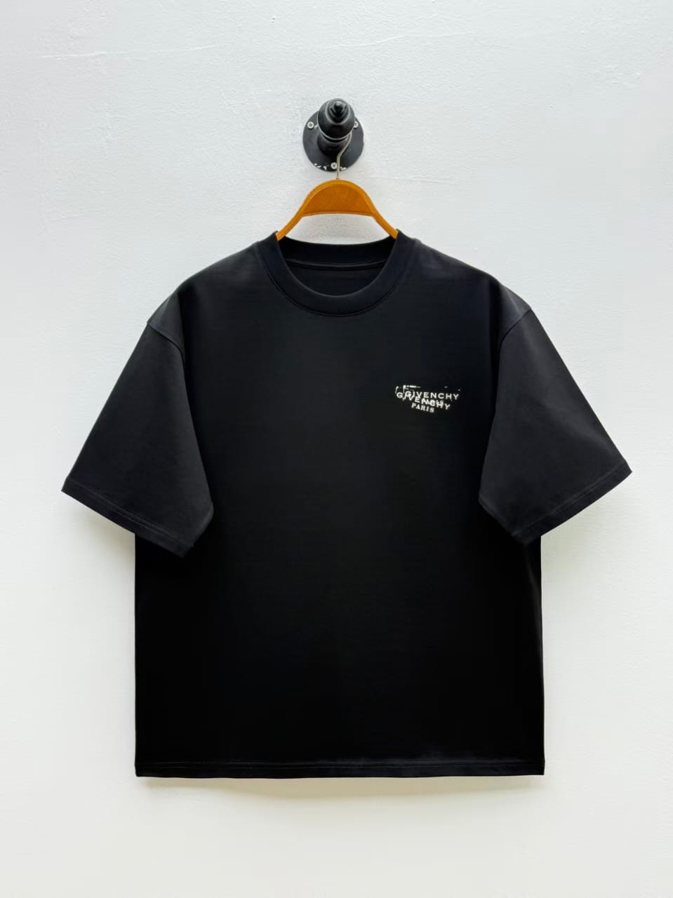 GIVENCHY PARIS Tシャツ ブラック Givenchy - Black Distressed Logo T-Shirt – Lebsak