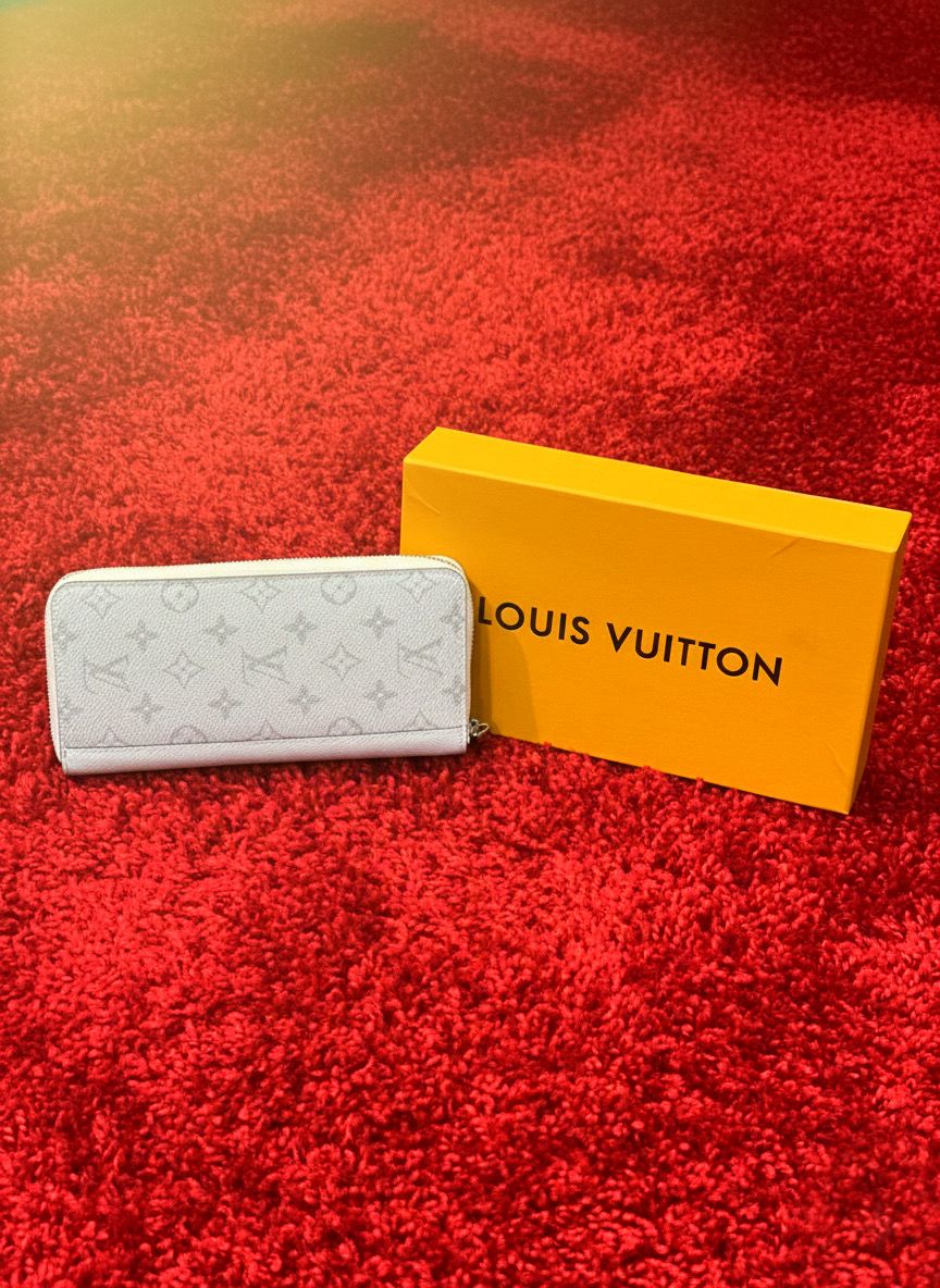 Louis Vuitton - White LV Zippy Wallet