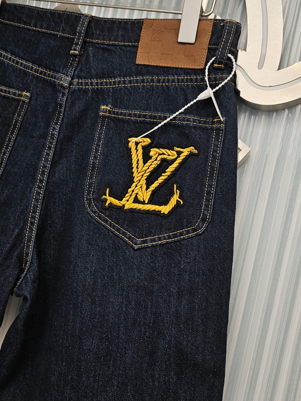 L .V